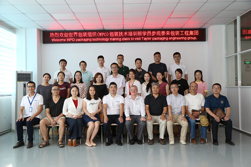 王天佑董事長與Pierre Pienaar先生以及全體學員合影 王天佑董事長與Pierre Pienaar先生以及全體學員合影