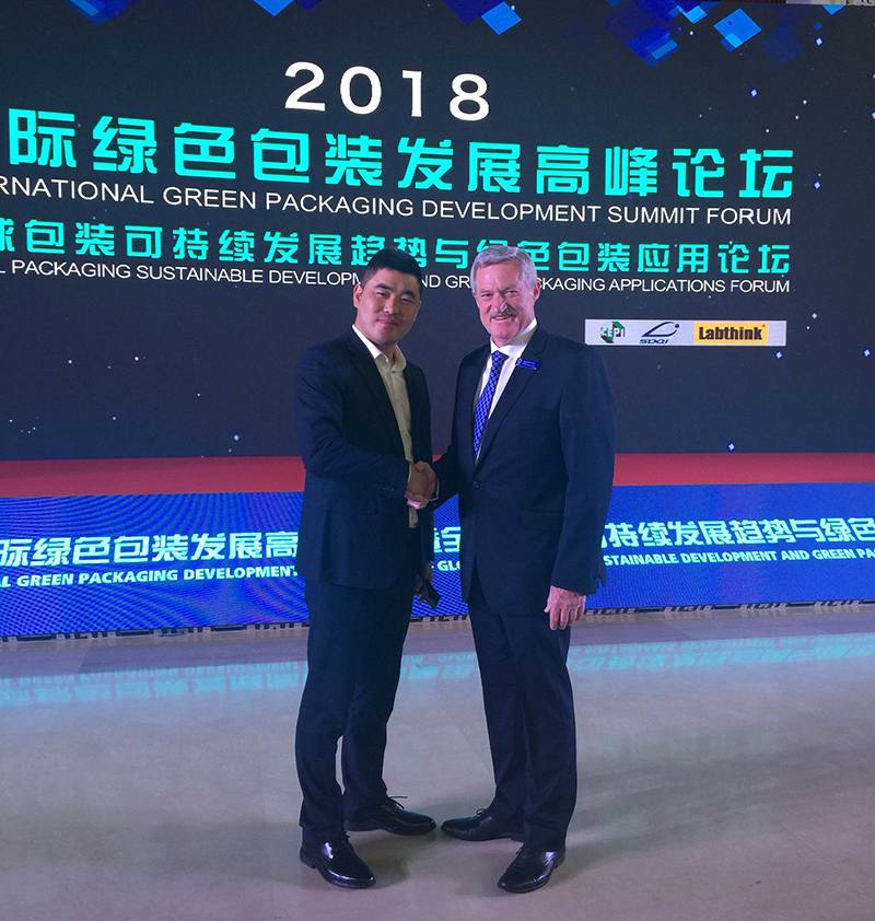 王天佑董事長與世界包裝組織主席皮埃爾先生合影 王天佑董事長與世界包裝組織主席皮埃爾先生合影