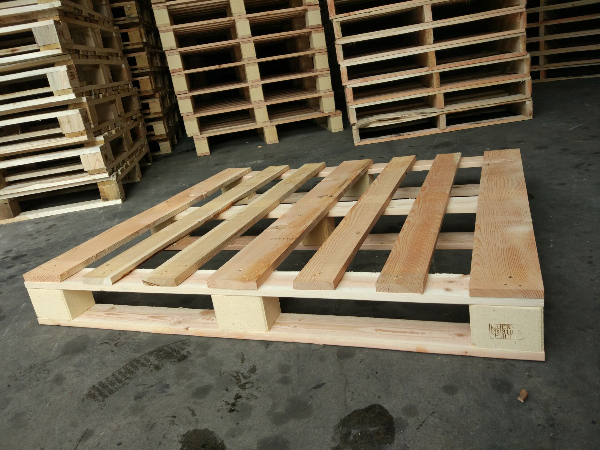 膠合板托盤和實(shí)木托盤相比,優(yōu)越性體驗在哪些方面？